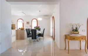 jadalnia i kuchnia ze stołem i krzesłami w obiekcie Three-Bedroom Holiday Home In Vabriga w mieście Vabriga +21 zdjęć
