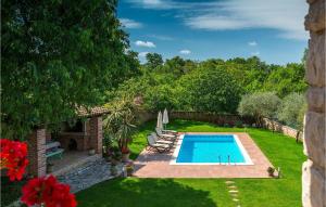 een achtertuin met een zwembad en een tuin bij Villa Nini in Poreč