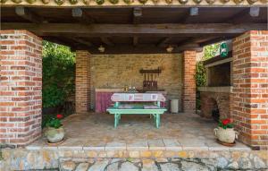 een terras met een picknicktafel in een bakstenen gebouw bij Villa Nini in Poreč +51 foto's