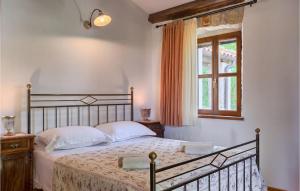 een slaapkamer met een groot bed met een raam bij Villa Nini in Poreč