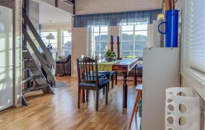 Posezení v ubytování Three-Bedroom Holiday Home In Farsund