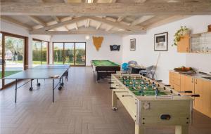 pokój z 2 stołami do ping ponga i stołem bilardowym w obiekcie Pet Friendly Home In Barban With Sauna w mieście Barban