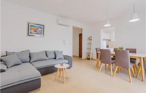 un salon avec un canapé et une table dans l'établissement Awesome Home In Sevid With Wifi, à Sevid