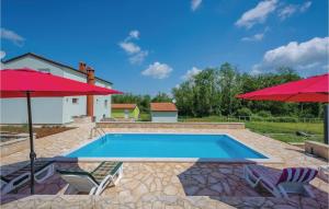 Bazén v ubytovaní 2 Bedroom Cozy Home In Sv,lovrec alebo v jeho blízkosti