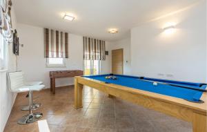Biliardový stôl v ubytovaní Six-Bedroom Holiday Home In Perci