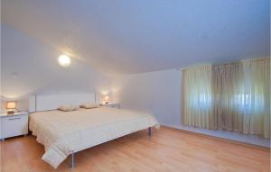 Posteľ alebo postele v izbe v ubytovaní Six-Bedroom Holiday Home In Perci