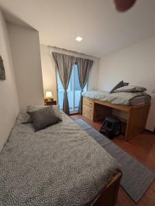 a bedroom with two beds and a window at Depto nuevo cerca de parque FINSA in Sanctórum