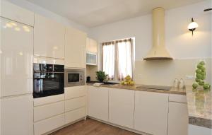 Η κουζίνα ή μικρή κουζίνα στο Holiday Home Sibenik 1