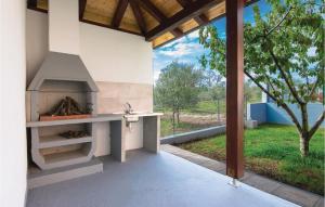 cocina al aire libre con fregadero y fogones en Beautiful Apartment In Sukosan, en Donje Raštane