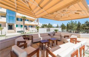 une terrasse avec des canapés et des tables dans l'établissement Cozy Apartment In Novalja, à Novalja