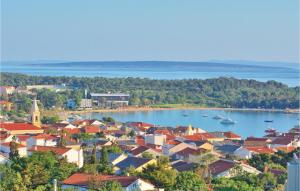 Vue aérienne d'une petite ville sur l'eau dans l'établissement Cozy Apartment In Novalja, à Novalja