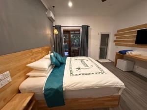 Postel nebo postele na pokoji v ubytování Dhigurah Beach Inn