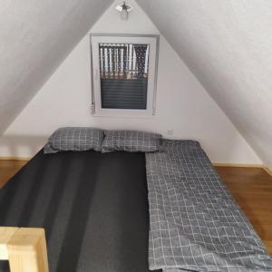 ラクタシにあるVikendica La Anjaの窓のある部屋のベッド