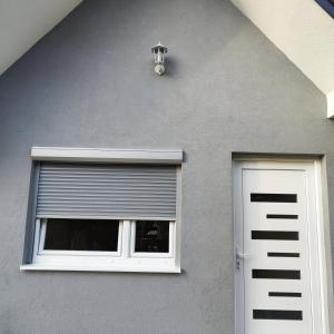 ein Gebäude mit einem Fenster und einem Fensterladen in der Unterkunft Vikendica La Anja in Laktaši + 13 Fotos