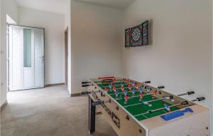Herní místnost v ubytování One-Bedroom Apartment In Pula