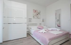 Posteľ alebo postele v izbe v ubytovaní Amazing Apartment In Podaca With Wifi + 25 fotografií
