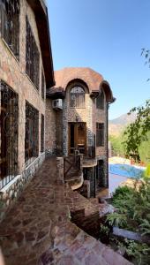 Swimmingpoolen hos eller tæt på Дача на Чарваке Юсуфхона