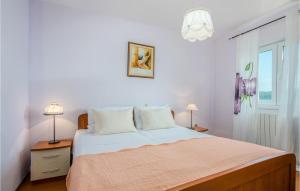 Łóżko lub łóżka w pokoju w obiekcie Cozy Apartment In Cizici