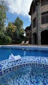 Swimmingpoolen hos eller tæt på Дача на Чарваке Юсуфхона