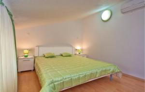 Posteľ alebo postele v izbe v ubytovaní Six-Bedroom Holiday Home In Perci