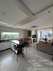 a kitchen and living room with a table and chairs at Marina Golf Asilah GEHEEL VERNIEUWD EN GERENOVEERD Okt 2024 in Asilah