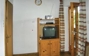 mały telewizor siedzący na drewnianej szafce w pokoju w obiekcie Ansprechende Ferienwohnung w mieście Brixlegg