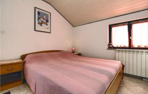 mała sypialnia z łóżkiem i oknem w obiekcie Awesome Apartment In Umag With Wifi w mieście Umag +8 zdjęć