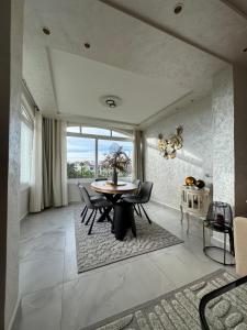 a dining room with a table and chairs at Marina Golf Asilah GEHEEL VERNIEUWD EN GERENOVEERD Okt 2024 in Asilah