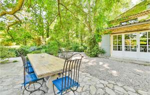 ein Tisch und Stühle vor einem Haus in der Unterkunft 4 Bedroom Stunning Home In Lagnes in Lagnes