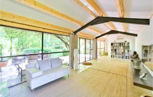 ein Wohnzimmer mit einem weißen Sofa und großen Fenstern in der Unterkunft 4 Bedroom Stunning Home In Lagnes in Lagnes