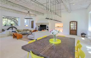 ein Wohnzimmer mit einem Tisch und einer Blumenvase darauf in der Unterkunft 4 Bedroom Stunning Home In Lagnes in Lagnes