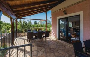 eine Terrasse mit einem Tisch und Stühlen darauf in der Unterkunft Nice Home In Cista Velika With Wifi in Velika Čista + 23 Fotos