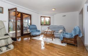 ein Wohnzimmer mit zwei Stühlen und einem Tisch in der Unterkunft Nice Home In Cista Velika With Wifi in Velika Čista