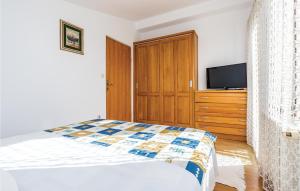 Ein Bett oder Betten in einem Zimmer der Unterkunft Nice Home In Cista Velika With Wifi