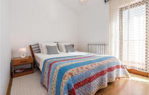 Ein Bett oder Betten in einem Zimmer der Unterkunft Nice Home In Cista Velika With Wifi