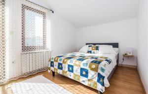Ein Bett oder Betten in einem Zimmer der Unterkunft Nice Home In Cista Velika With Wifi
