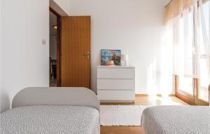 Ein Bett oder Betten in einem Zimmer der Unterkunft Nice Home In Cista Velika With Wifi