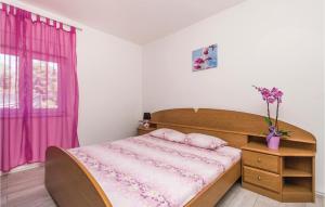Posteľ alebo postele v izbe v ubytovaní 4 Bedroom Amazing Apartment In Rijeka