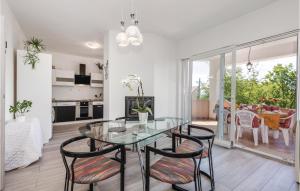 Kuchyňa alebo kuchynka v ubytovaní 4 Bedroom Amazing Apartment In Rijeka