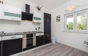 Kuchyňa alebo kuchynka v ubytovaní 4 Bedroom Amazing Apartment In Rijeka