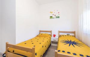Posteľ alebo postele v izbe v ubytovaní 4 Bedroom Amazing Apartment In Rijeka