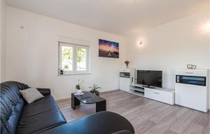 Televízia a/alebo spoločenská miestnosť v ubytovaní 4 Bedroom Amazing Apartment In Rijeka