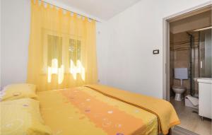Posteľ alebo postele v izbe v ubytovaní 4 Bedroom Amazing Apartment In Rijeka