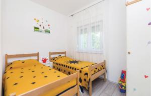 Posteľ alebo postele v izbe v ubytovaní 4 Bedroom Amazing Apartment In Rijeka