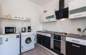 Kuchyňa alebo kuchynka v ubytovaní 4 Bedroom Amazing Apartment In Rijeka