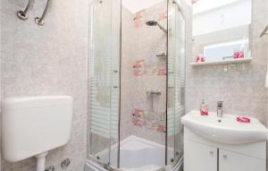 Kúpeľňa v ubytovaní 4 Bedroom Amazing Apartment In Rijeka