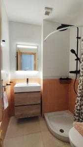 une salle de bain avec un lavabo, une douche et une baignoire dans l'établissement La terraza de Algeciras., à Algésiras