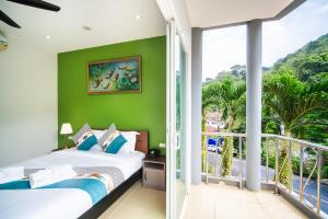 patong villa3 四卧海景泳池别墅 近班赞海鲜市场 中英泰三语服务 في شاطيء باتونغ: غرفة نوم بجدران خضراء وشرفة بها سريرين +42 صورة