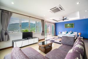 patong villa3 四卧海景泳池别墅 近班赞海鲜市场 中英泰三语服务 في شاطيء باتونغ: غرفة معيشة مع أريكة وتلفزيون
