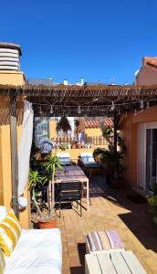 un patio avec une table et des chaises sur un bâtiment dans l'établissement La terraza de Algeciras., à Algésiras